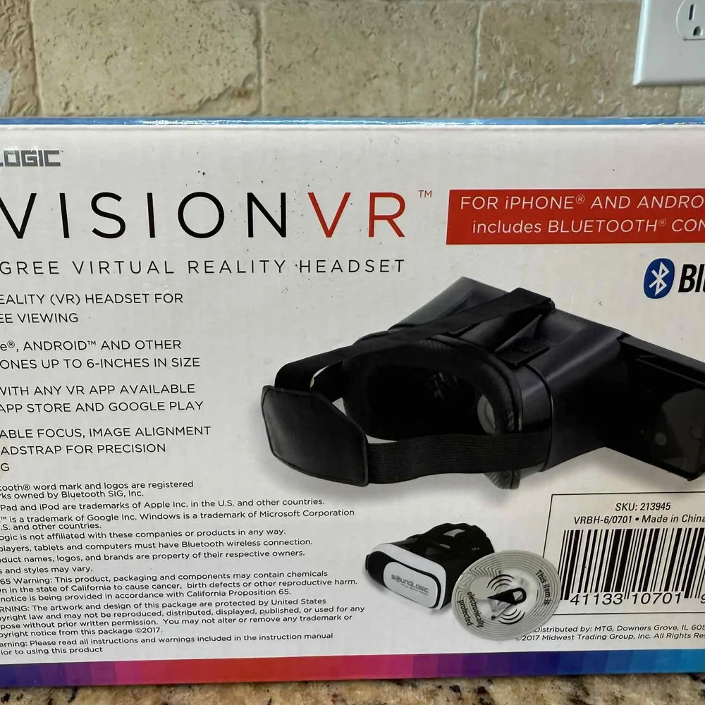 VisionVR Virtual Reality Headset - Black and White